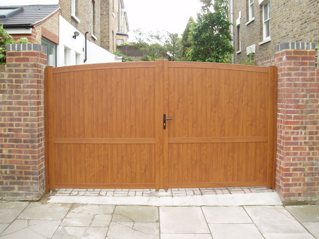 Double Executive PVCu Gate in Golden Oak Burbage 2 1