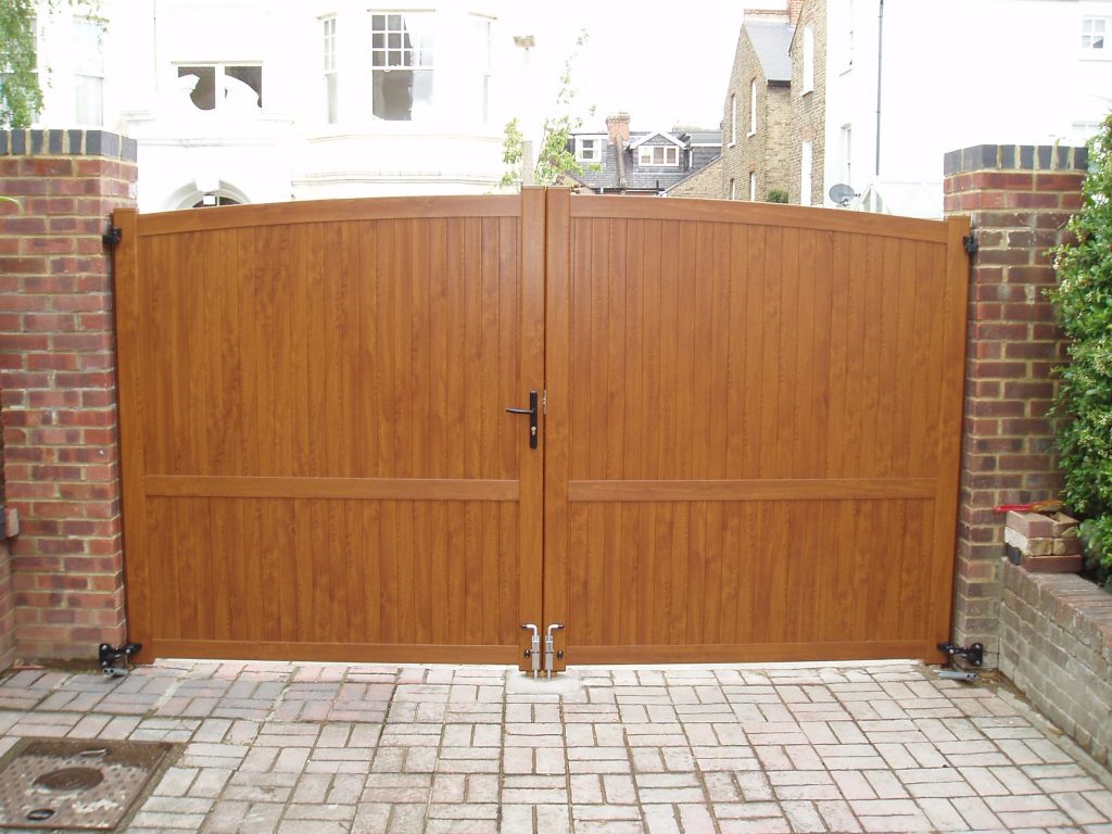 Double Executive PVCu Gate in Golden Oak Burbage 3