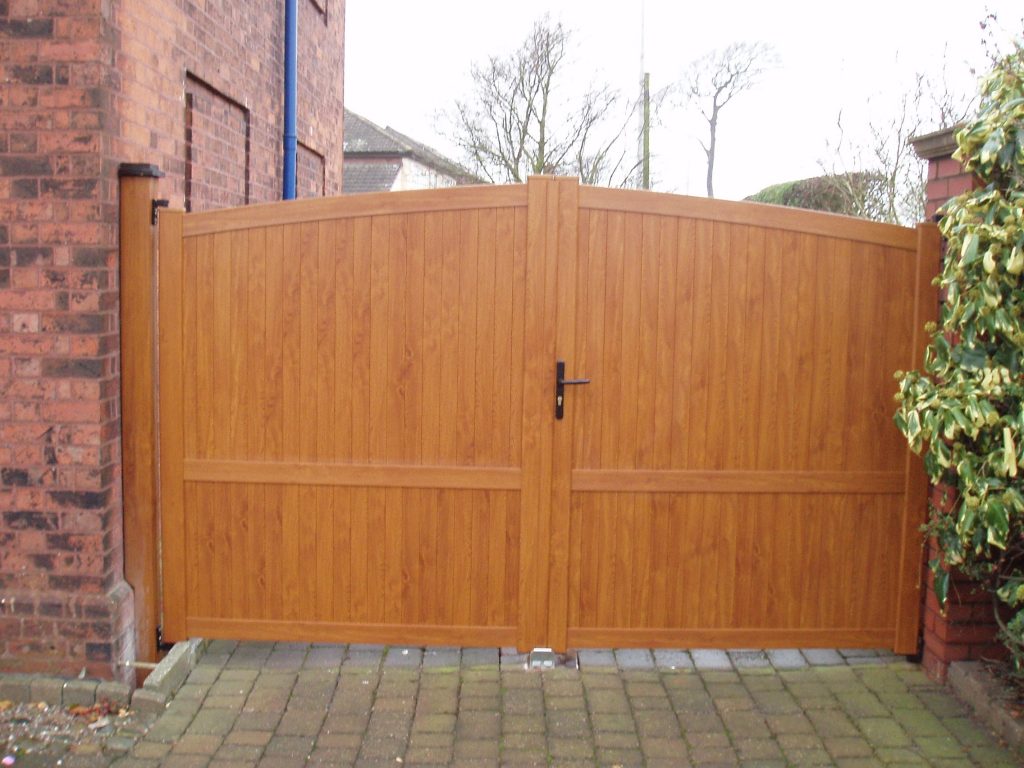 Double Executive PVCu Gate in Golden Oak Oadby