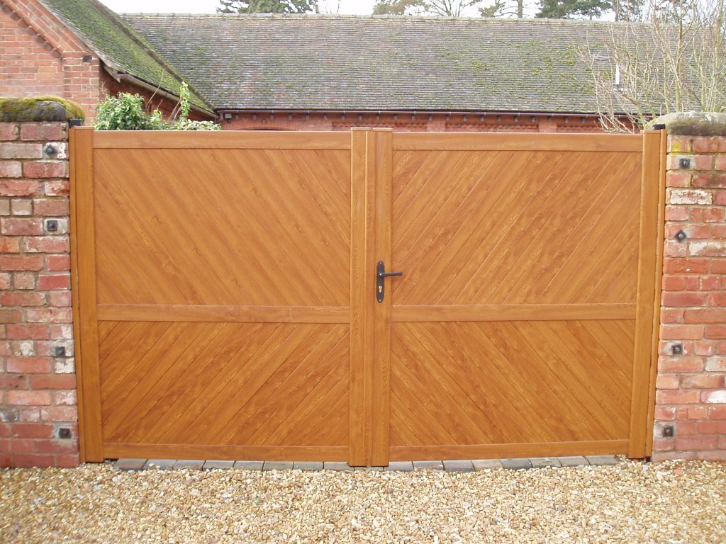 Double Executive PVCu Gate in Golden Oak Sapcote