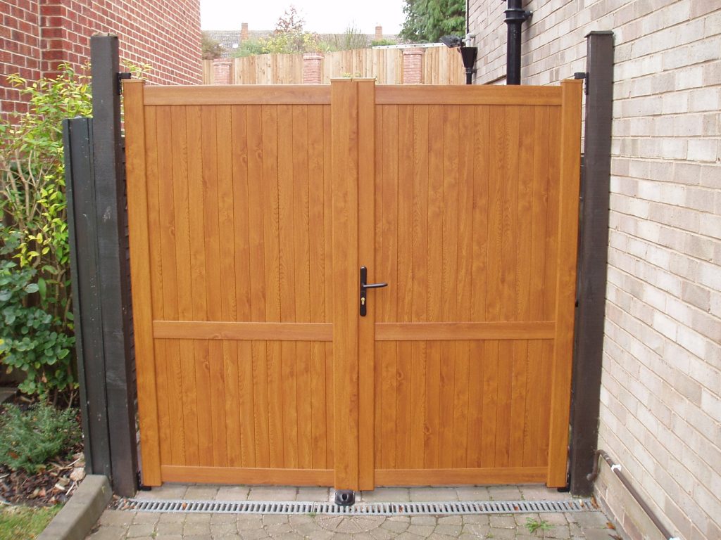 Double Executive PVCu Gate in Golden Oak Sharnford