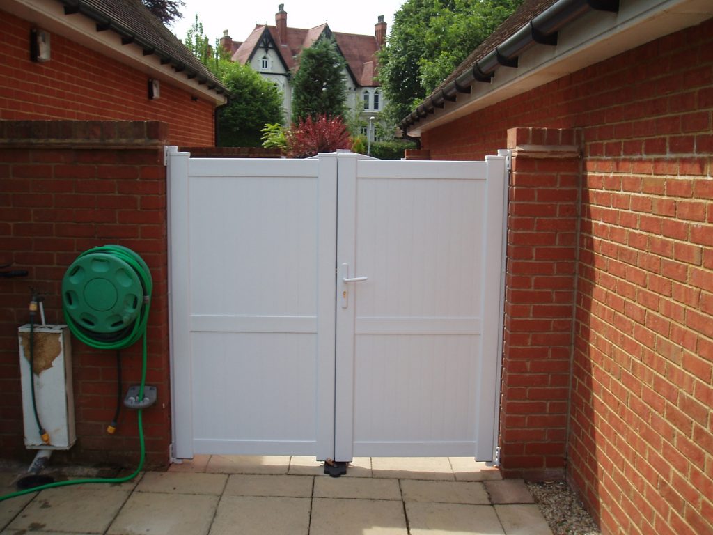 Double Executive PVCu Gate in White Leicester